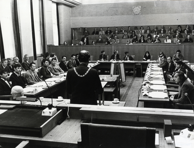104697 Interieur van het Stadhuis (Stadhuisbrug 1) te Utrecht: de raadzaal tijdens de installatie van de Migrantenraad, ...